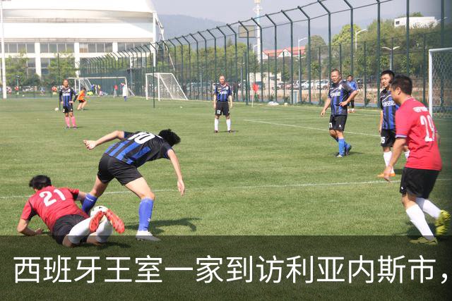西班牙王室一家到访利亚内斯市，休闲穿搭简约随性尽显亲和气质
